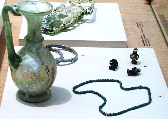 פכית, שפופרת תמרוקים ותכשיטים מזכוכית מהתקופה הרומית המאוחרת או הביזנטית, שנמצאו בחפירות בקסטרא העתיקה, מוזאון קסטרא בחיפה | צילום: Hanay, ויקיפדיה