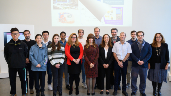 מאמינה בלקחת הזדמנויות, וגם לתת הזדמנויות ולקדם גיוון מגדרי, מגזרי וחברתי במעבדה. אלדר עם צוות קבוצת המחקר שלה | צילום: אוהד הרכס, מכון ויצמן למדע 