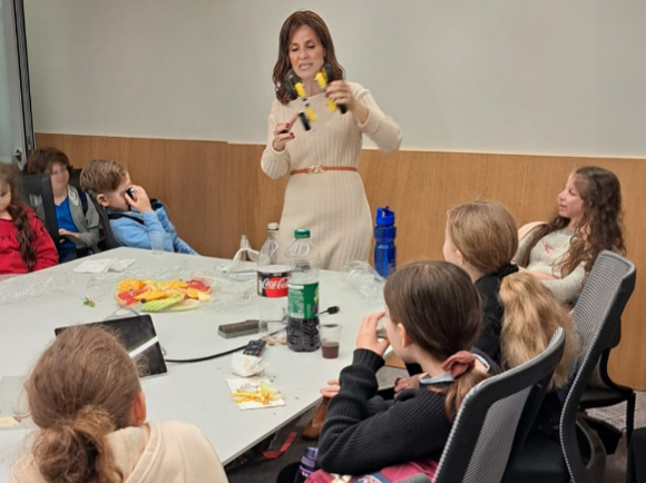 הכרה חשובה, במיוחד בתקופה מאתגרת. אלדר מארחת תלמידות במעבדה | צילום: אסתי כהן, באדיבות מעבדת אלדר