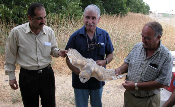 שאול אביאל ותנשמת עם חקלאים מירדן בעמק בית שאן, 2005 | צילום באדיבות ארכיון החברה להגנת הטבע