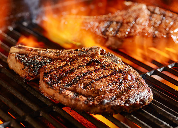 צליית סטייק על להבה פתוחה | צילום: Joshua Resnick, Shutterstock