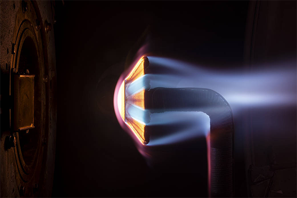 האריג החדש בעת מבחן חום, קרדיט: NASA/Patrick Viruel