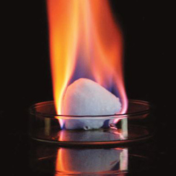 מדוע קרח “דביק”, בייחוד כשנוגעים בו בידיים רטובות? טלי