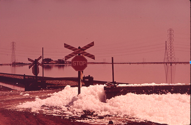 פרימונט, קליפורניה, 1972. הרים של קצף אל-סבון | מקור: הסוכנות להגנת הסביבה, EPA, נחלת הכלל