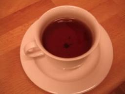 מדוע לאחר ערבוב, עלי התה נשארים במרכז ולא נצמדים לדפנות הכוס? אלי