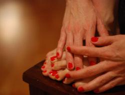 מדוע משתמשים באצטון ולא בכוהל להסרת לק מהציפורניים? 