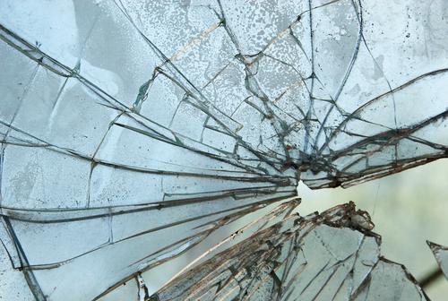 למה זכוכית מגיבה עם בסיס חזק?