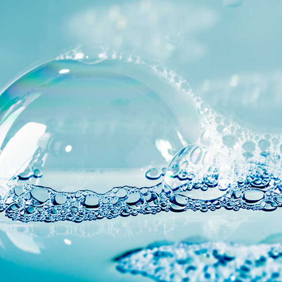 Why does soap easily remove fats from metalware and glassware but not from plastic? Tom