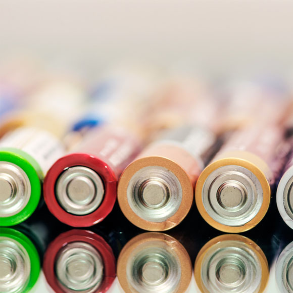 אש באמצעות סוללה, קצר, והתחשמלות