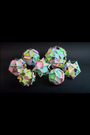 שבעה קישוטים גיאומטריים