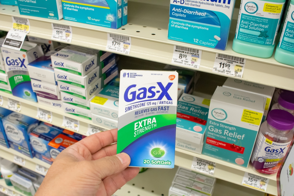 תרופות שונות יכולות לסייע בפירוק וסילוק של בועיות הגז. תרופה נגד גזים בבית המרקחת | Shutterstock, The Image Party