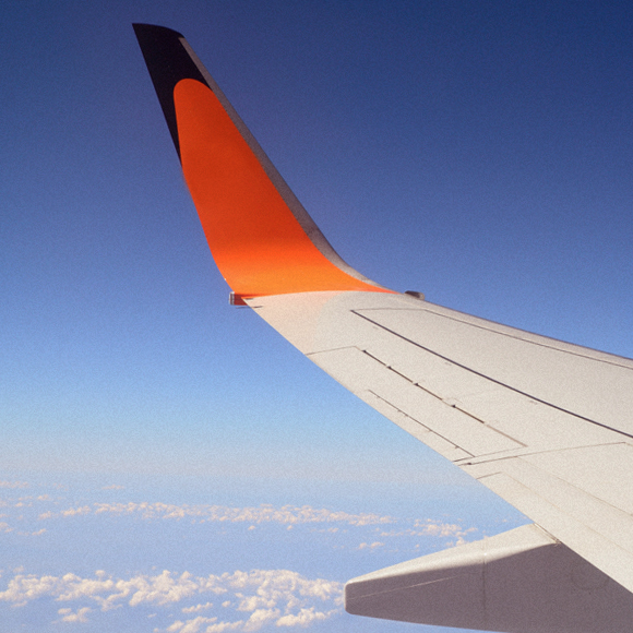 למה כנפי המטוס מתעקלות למעלה?