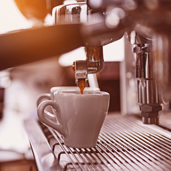 האם קפה עלול לגרום להתייבשות?