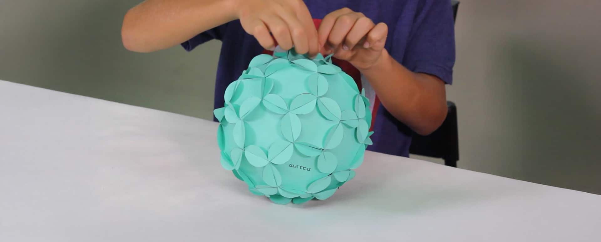 איך לבנות כדורגל מנייר