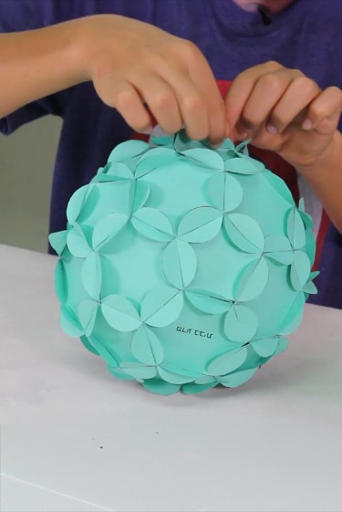 איך לבנות כדורגל מנייר