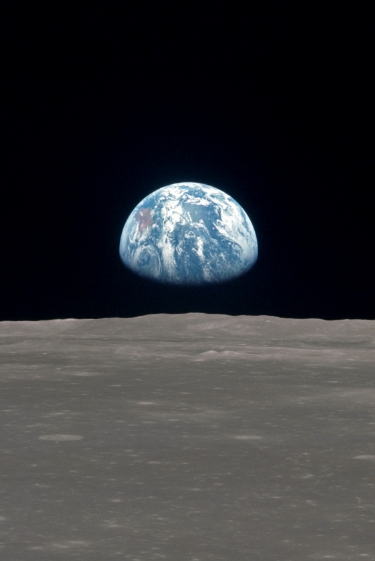 האנשים הראשונים סביב הירח