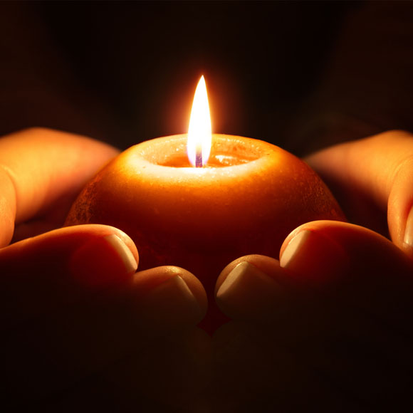 شمعة “تضخّ” الماء إلى داخل الكأس