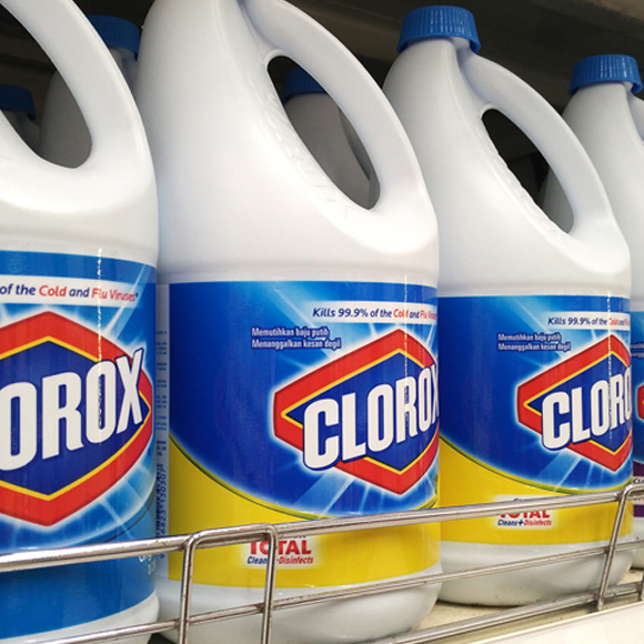 لماذا بعدَ لمسِ موادِّ التّبييض يصبِحُ ملمسُ الجِلدِ زَلِقًا؟