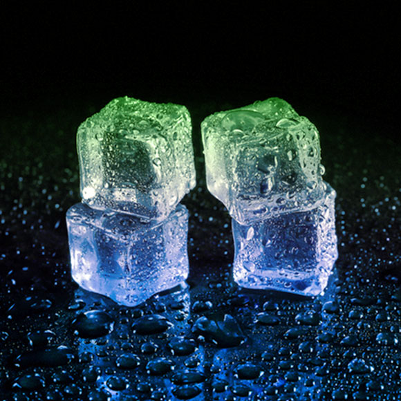 مُكعب الثلج العائم ذارفُ الدموع