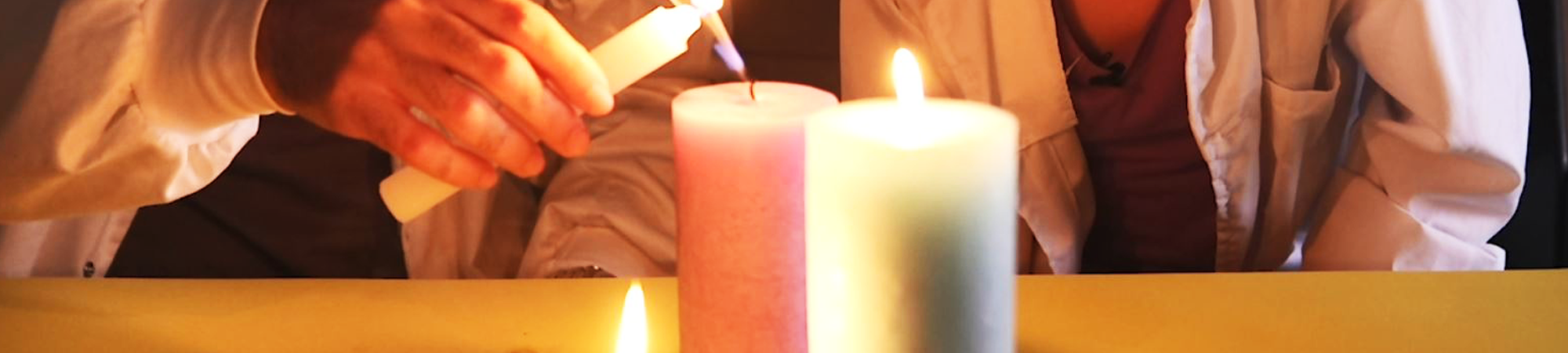 איך להדליק נר כבוי מהעשן שעולה ממנו