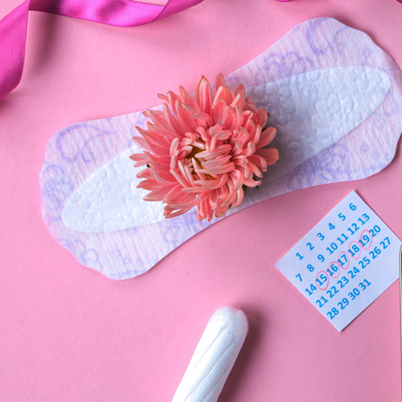 מדוע נערות מקבלות מחזור בגיל כה צעיר?