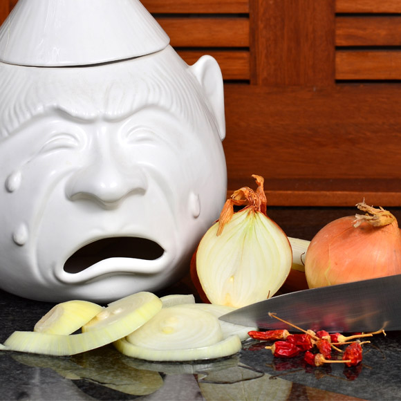 لماذا تدمع العين من البَصَل؟