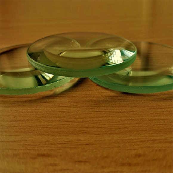 الجديد في مجال العدسات البصريّة: “التّصميم السّائليّ” للعدسات المعقّدة