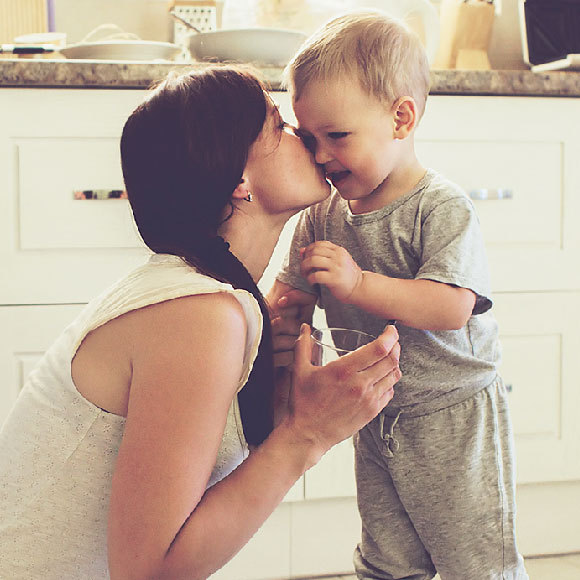 يدرك الأطفال: أقرب الناس فقط هم من يتبادلون اللّعاب