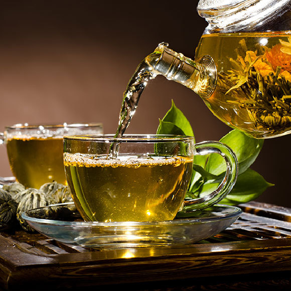 لماذا يصعب سكب السّائل من وعاء إلى آخر؟