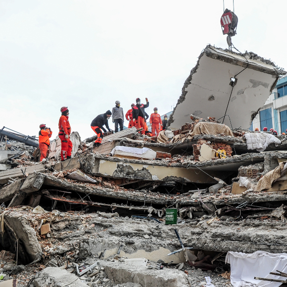 ما الذي أدّى إلى وقوع الزلزال في تركيا؟