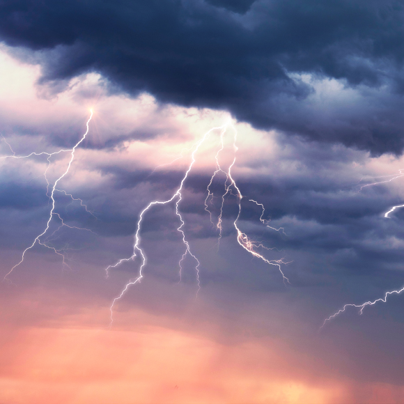 لماذا يتّخذ البرق شكل الخطّ المتكسّر؟