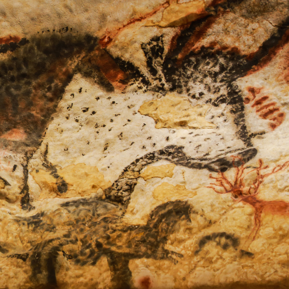 أهي كتابة أم زخرفة؟ أو ربّما شيء آخر؟