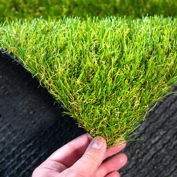 العشب لدى الجار أكثر خضرةً؟ ربّما هو اصطناعيّ أصلًا