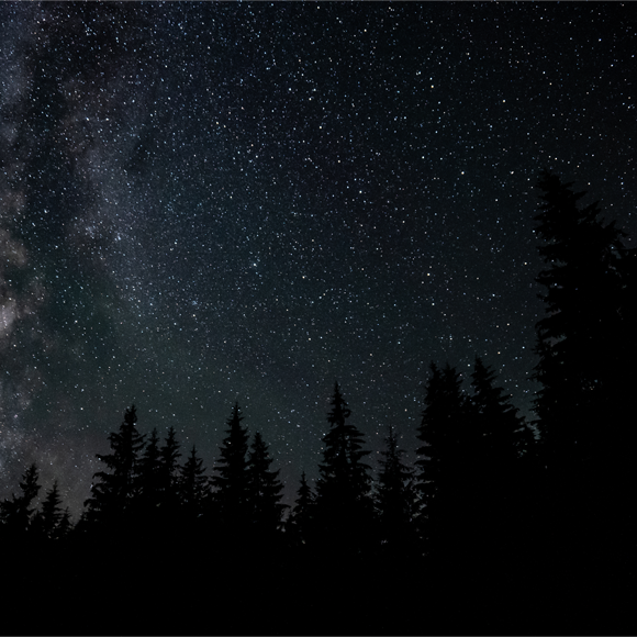 لماذا سماء الليل مظلمة؟