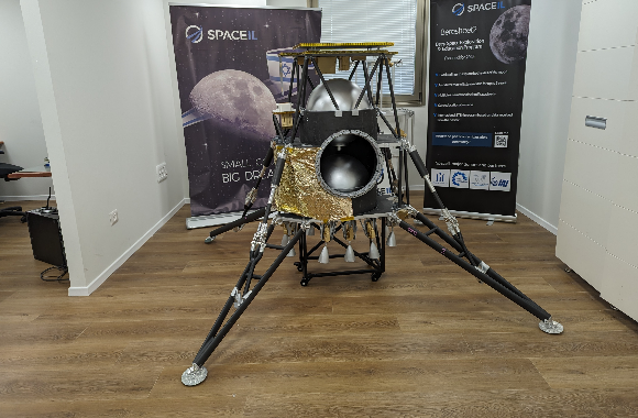 הפעילות החינוכית נמשכת, אך פיתוח החללית נכנס להקפאה, והסתיימה העסקת העובדים בפרויקט. דגם הנחתת של בראשית 2 בגודל מלא במשרדי SpaceIL, ינואר 2024 | צילום: איתי נבו