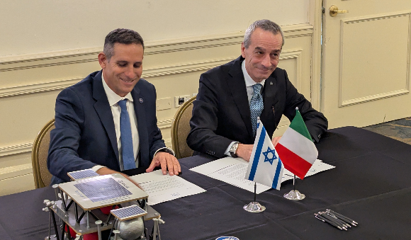 בתחילת השנה עוד היו חיוכים. מנכ"ל סוכנות החלל הישראלית, אורי אורון (משמאל) חותם על מכתב הכוונות עם עמיתו מאיטליה, תיאודורו ולנטה, לצד דגם שולחני של בראשית 2, בכינוס החלל בת"א, ינואר 2025 | צילום: איתי נבו