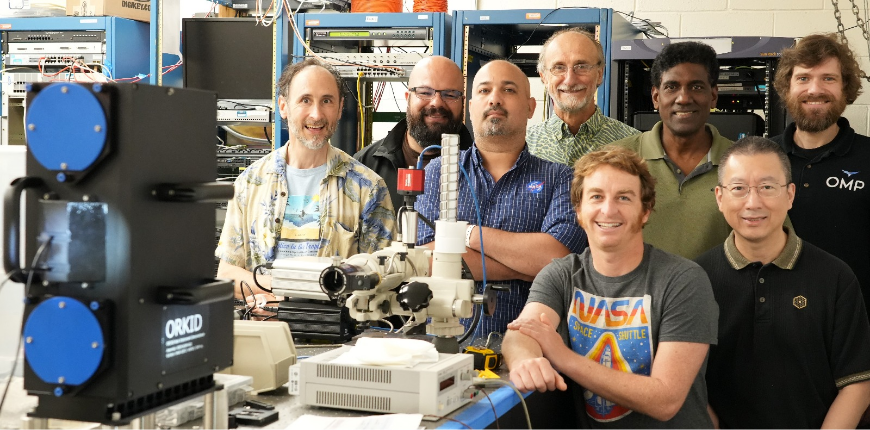 פיתוח שמאפשר לנטרל את ההפרעות האטמוספריות. אליעד פרץ (שלישי משמאל) עם צוות פרויקט ORKID | צילום באדיבותו