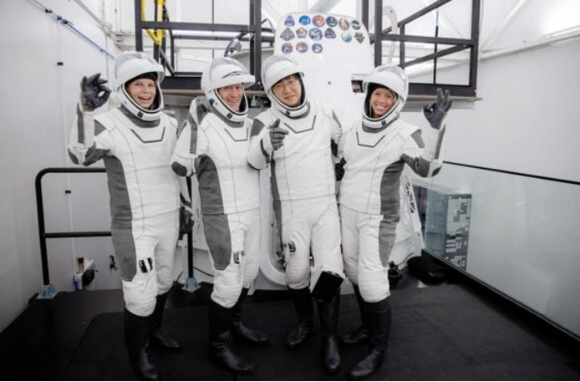 השלימו את האימונים, מוכנים לטוס מעל הקטבים | מימין: מיקלסן, ואנג, פיליפס ורוגה בהכנות לקראת משימת החלל הפרטית | צילום: SpaceX