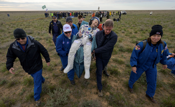 אחרי 220 יום בתנאי מיקרו-כבידה קשה להחזיק את הראש, במיוחד בגיל 70, אבל גם הקושי הזה לא מוחק את החיוך. פטיט נישא מחללית סויוז למסוק הפינוי | צילום: NASA/Bill Ingalls