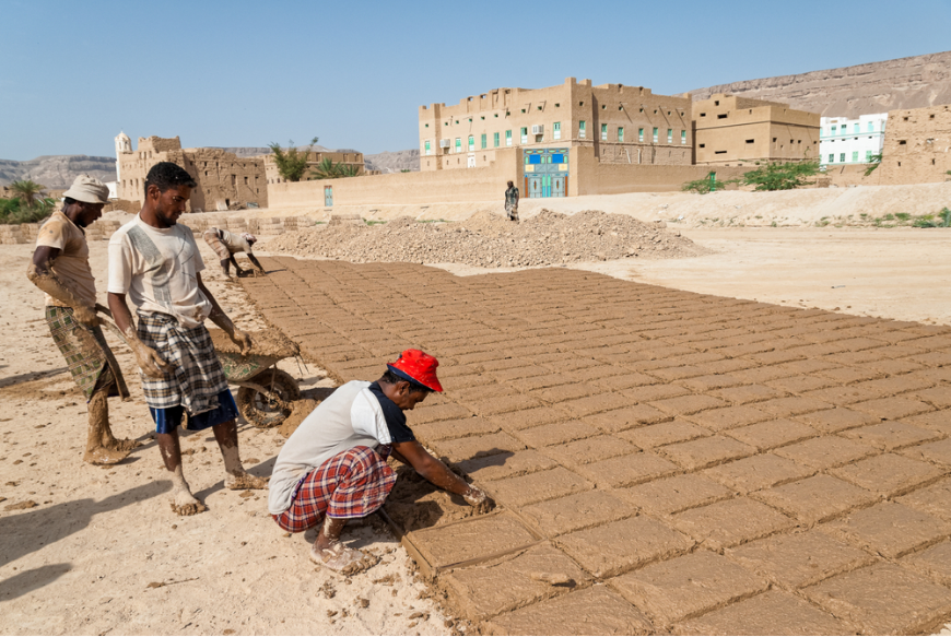 מבני בוץ יעילים בעיקר באזורים יבשים מאוד, מכיוון שהם חדירים למים ואין טעם לבנות אותם באזורים גשומים. הכנת לבני בוץ בשיטה מסורתית בתימן של ימינו | dinosmichail, Shutterstock