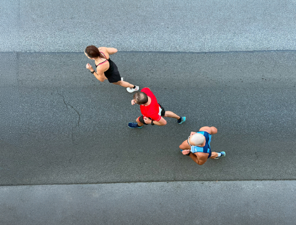 במהלך ריצת מרתון הגוף מפרק מיאלין ומשתמש בו כנראה להפקת אנרגיה. שלושה רצי מרתון | Real Sports Photos, Shutterstock