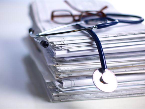 מאמרים פגומים פוגעים גם במדע וגם במדענים שחיברו אותם. ערימת מאמרים ועליהם סטטוסקופ | Shutterstock, Micolas