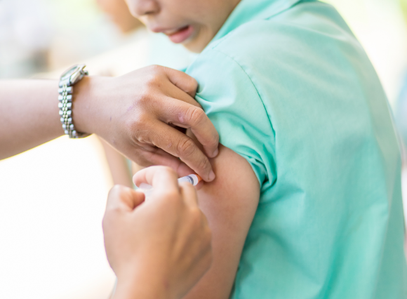 למניעת התפרצויות חצבת יש להשיג כ-95 אחוזי כיסוי חיסוני באוכלוסייה. ילד מקבל חיסון | CNK02, Shutterstock