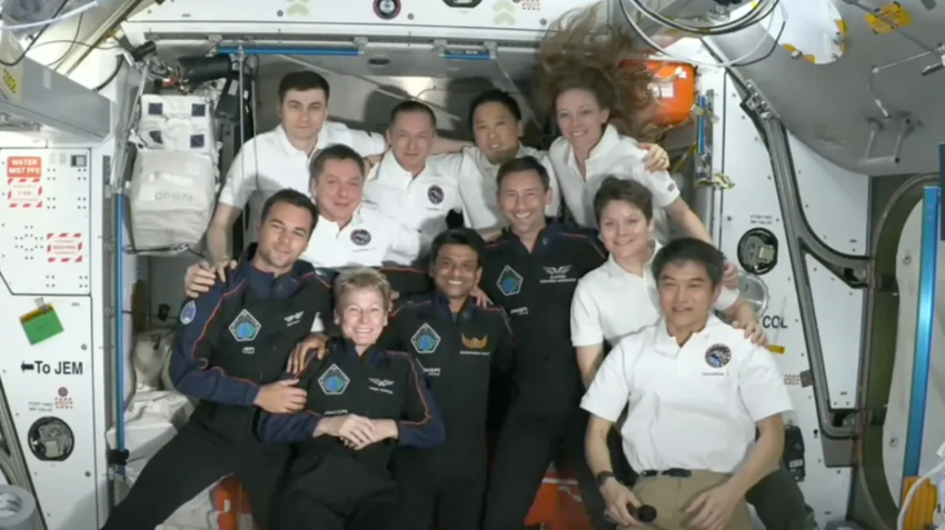 ימשיכו גם את המחקר הישראלי על התופעות החשמליות מעל סערות ברקים. אנשי הצוות של משימת AX-4 עם צוות תחנת החלל הבינלאומית, בהגיעם לתחנה | צילום: Axiom Space