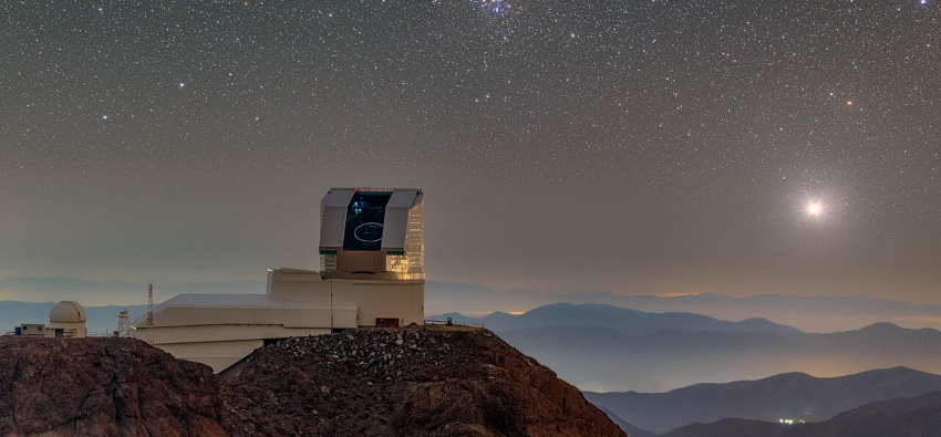 המצלמה הדיגיטלית הגדולה בעולם, שתסייע לפענח את סודות היקום. טלסקופ ורה רובין בפסגת הר סרו פצ'ון בצ'ילה | צילום: RubinObs/NOIRLab/SLAC/NSF/DOE/AURA/P. Horálek (Institute of Physics in Opava)