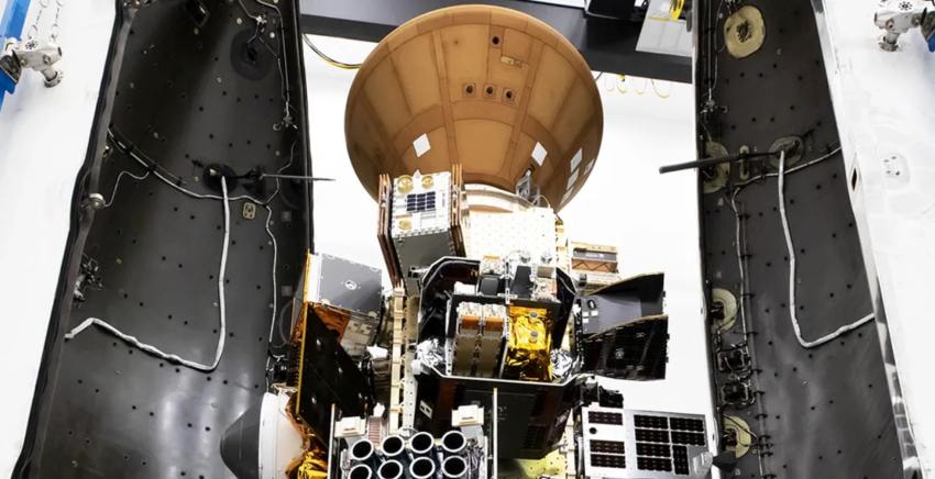 הצלחה חלקית. החללית Mission Possible מוצבת הפוך מעל עוד עשרות מטענים של טיל פלקון 9 ששוגר השבוע למשימה השיתופית ה-14 | צילום: SpaceX