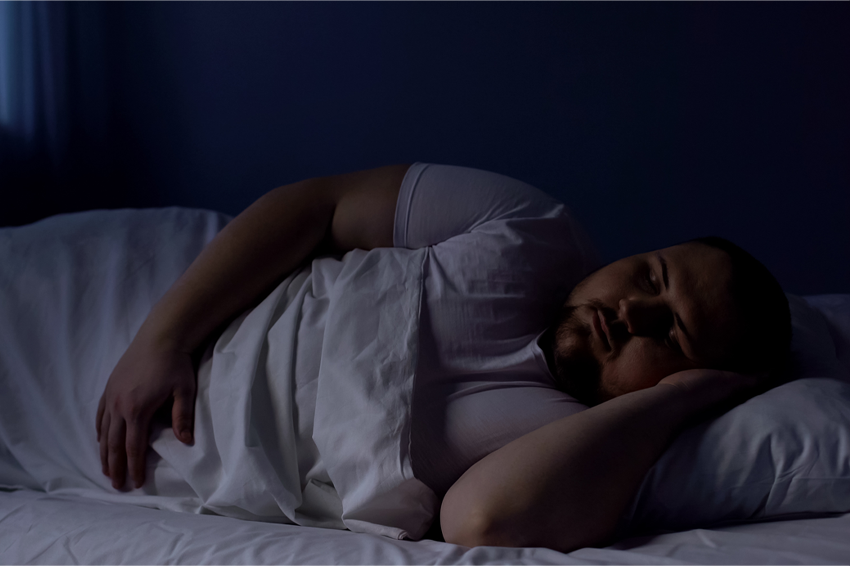 יש רשימה לא קצרה של מחלות ומצבים רפואיים שעלולים לתרום לנדודי שינה, ביניהם עודף משקל, דום נשימה בשינה וקשיי נשימה. אדם עם עודף משקל ישן | Motortion Films, Shutterstock