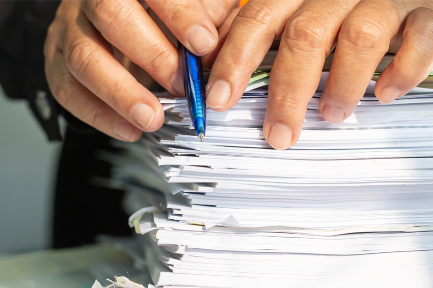 בשנת 2023 לבדה הוסרו אחרי הפרסום קרוב לעשרת אלפים מאמרים ברחבי העולם עקב זיופים ובעיות נוספות. ערימת מאמרים | Shutterstock, smolaw