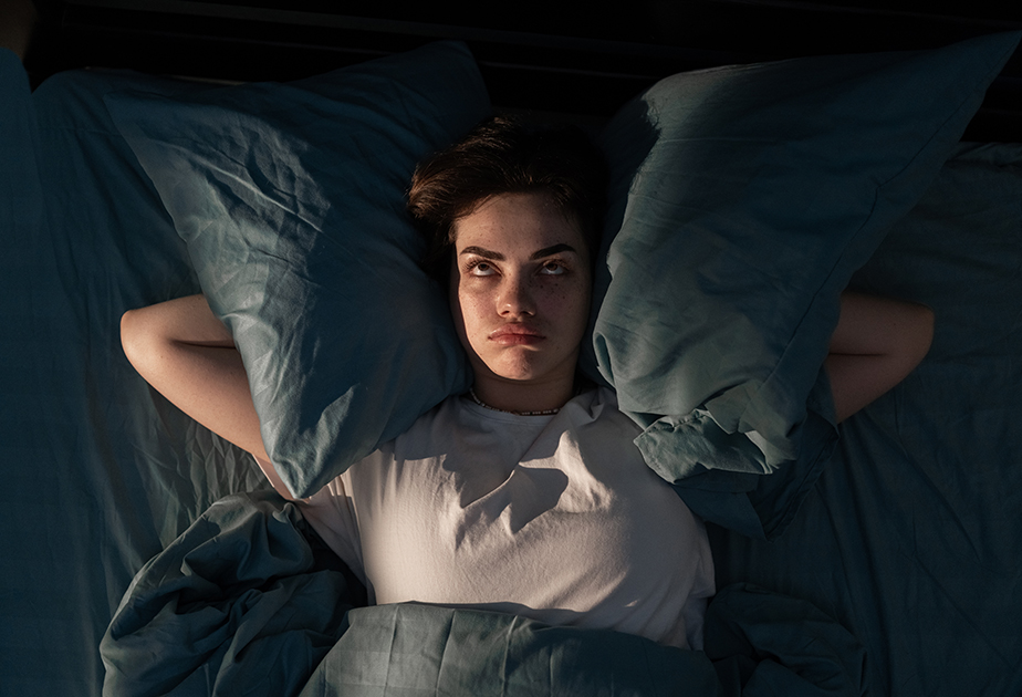 נדודי שינה יכולים לכלול קשיי הירדמות, שינה לא רציפה, התעוררות באמצע הלילה בלי יכולת לחזור לישון או השכמה מוקדמת מדי. בחורה לא מצליחה להירדם | Lysenko Andrii, Shutterstock
