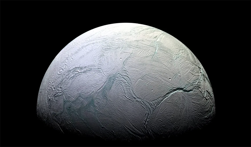 שכבת קרח בעובי של 30-20 קילומטר, שמתחתיה מסתתר אוקיינוס של מים נוזלים, ואולי יש בו חיים | איור: NASA